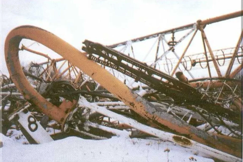 Обломки радиомачты