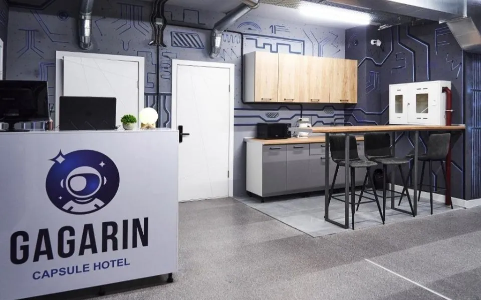Ресепшен и общая зона Gagarin Capsule Hotel